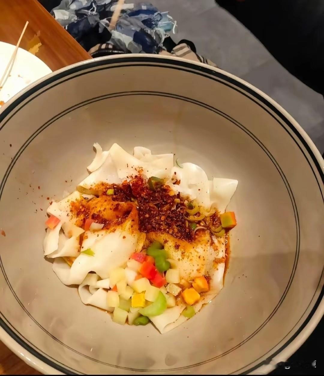 前几天来西安，吃了碗25块的面，大家看看这个量正常吗？带队的西安导游说，碗大是西