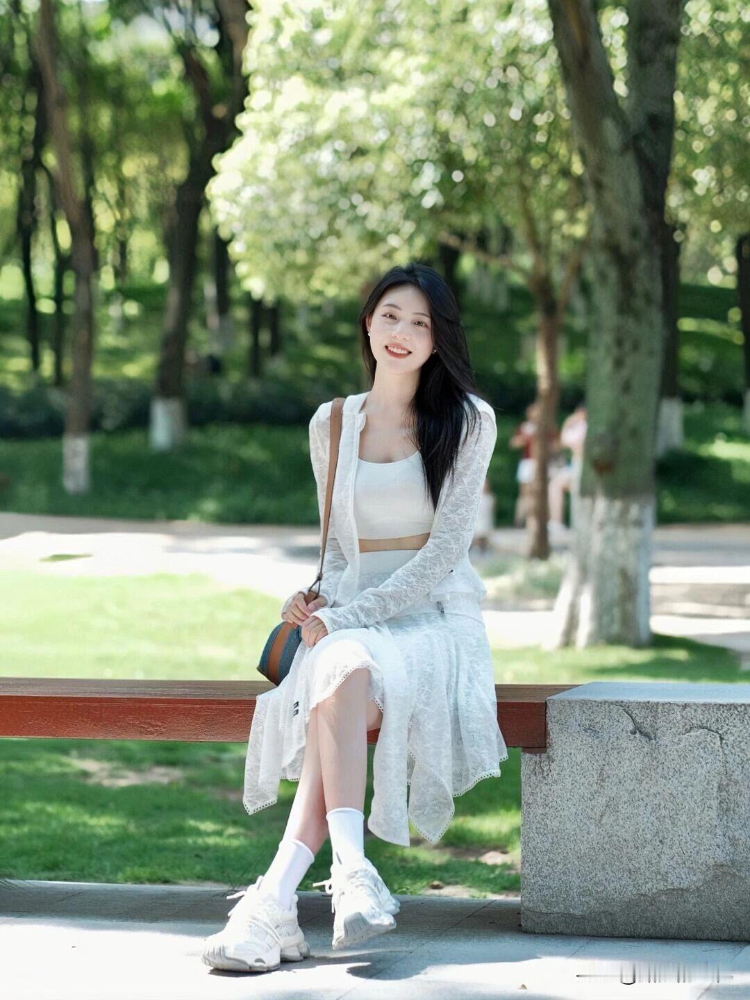 公园草地打卡：7个元气pose，清爽显瘦，夏日出片率100%！[比心][比心][