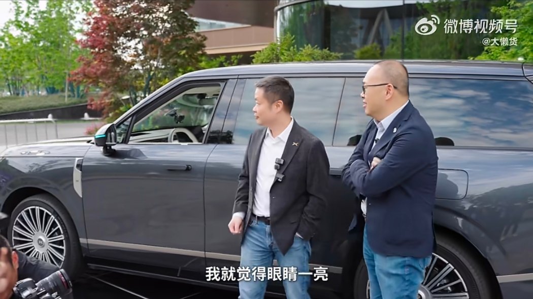 看何小鹏拉着余凯试小鹏GX，这画面还挺逗。余凯盯着那车漆和设计直说“不borin