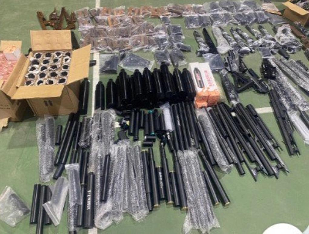 越南清化警方搜查了一男子的住所和“仓库”，发现了近850个零部件，这些零部件可完
