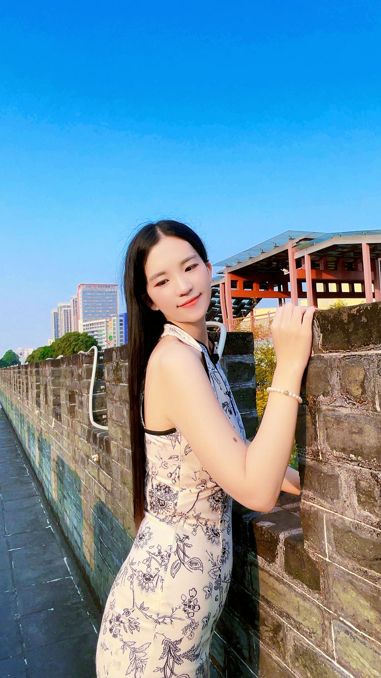 一袭旗袍搭配白丝袜，古风雅韵扑面而来。