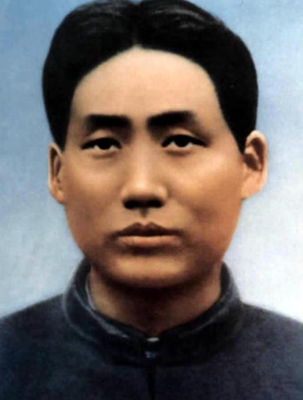 1927年，毛泽东被捕后，在押去处死路上，突然对一名团丁说：“老哥，我腿疼，伤筋