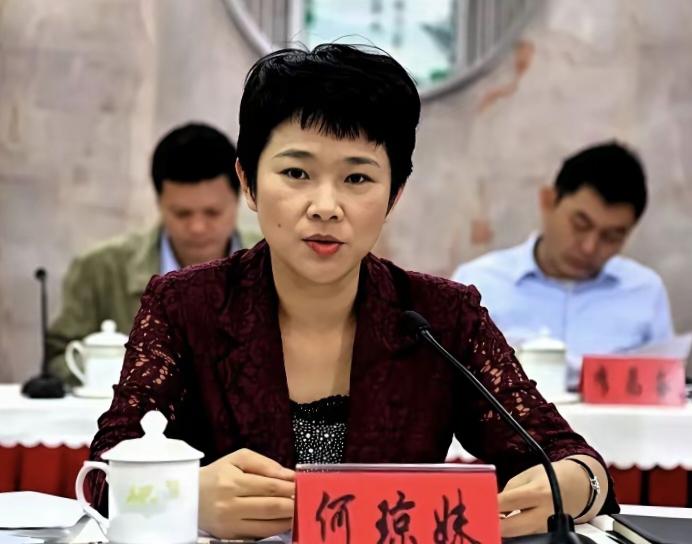 何琼妹被双开了。通报一出来，网上议论纷纷。说实话，看完她这一路走来的履历，心里挺