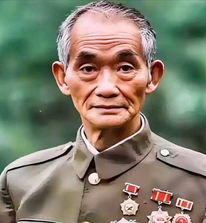 1952年，上甘岭战役中，一名新兵守阵地时，见美军冲来十分慌乱，忽然瞥见敌指挥官