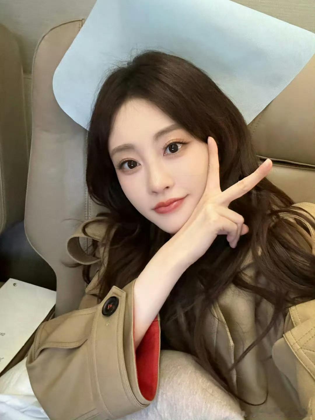 这跟和祝绪丹谈恋爱有什么区别她还特意提到我的vlog拍得挺全。能得到这样的认可