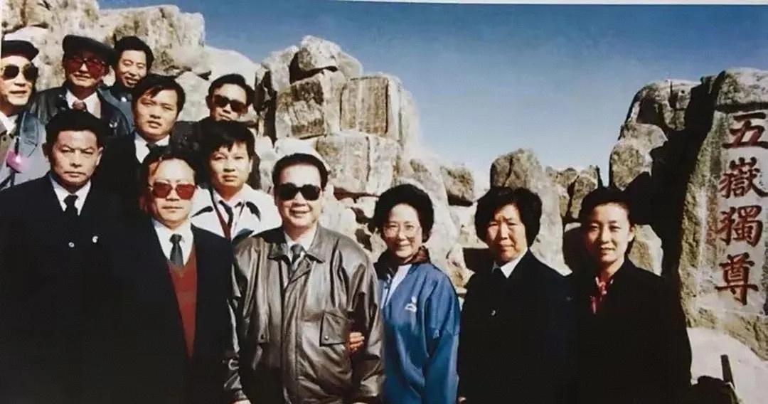 1991年金秋十月，李鹏和夫人朱琳登临泰山之巅，并在五岳独尊的石刻边和众人合影留