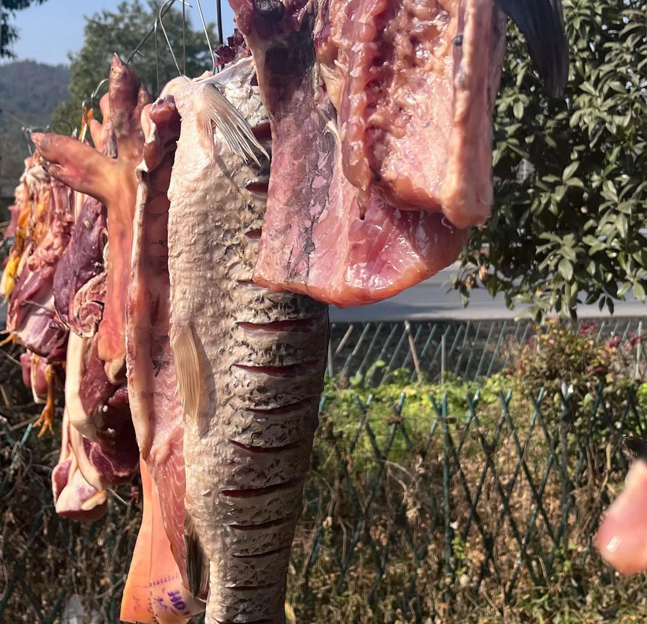 难怪最近去镇上赶集都买不到猪肉，稍微去晚一点，所有猪肉摊上就空空如也了，只剩下零