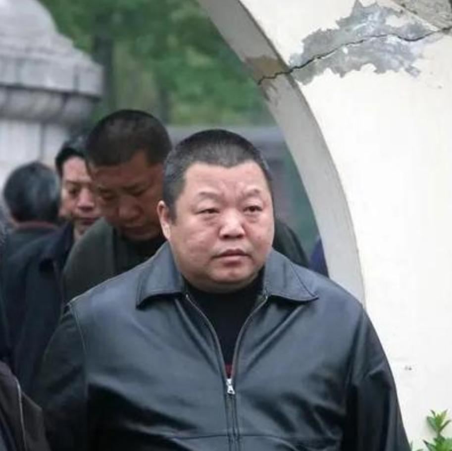 2018年，臧天朔临终前，屏退全部家人，包括他的妻子李梅，唯独留下了斯琴格日乐，