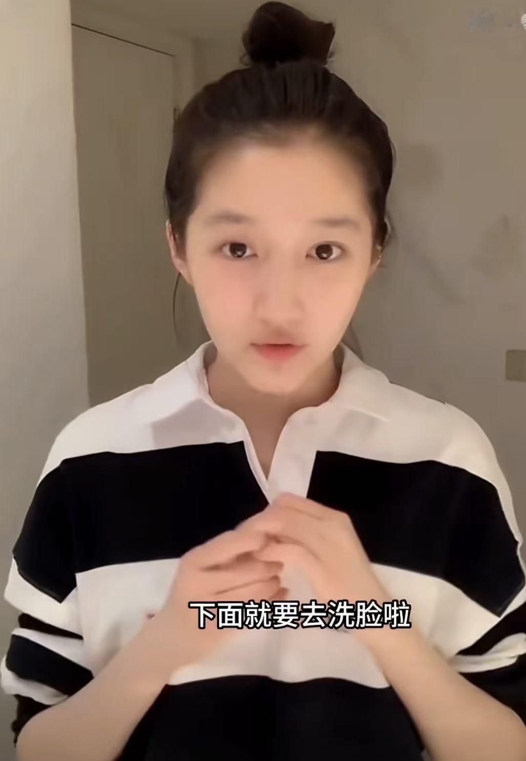 仔细看关晓彤的长相越发越觉得奇怪不是因为她29岁长得和小时候一样，也不是她脸