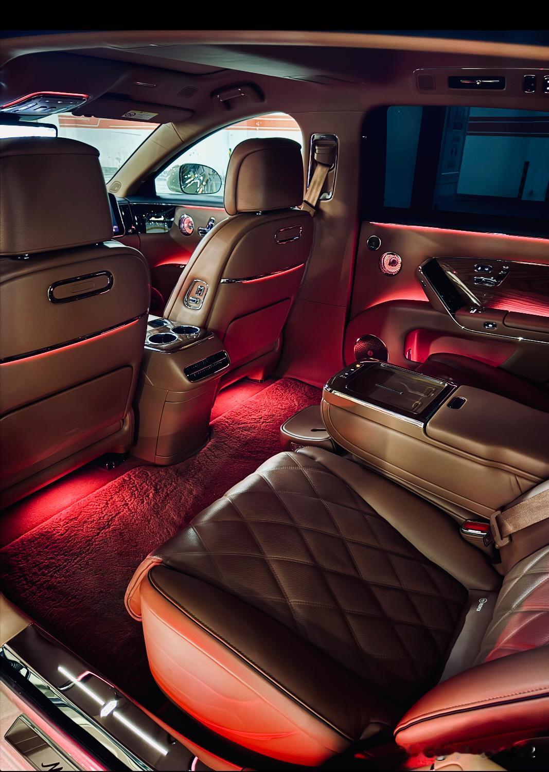 这内饰算是国产车的天花板了吧？尊界S800这内饰氛围灯凸显豪华，拥有1680万