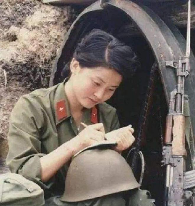 1986年，对越反击战场上，一位正在奔赴前线的女医生突然被哨卡的战士拦住，要求女