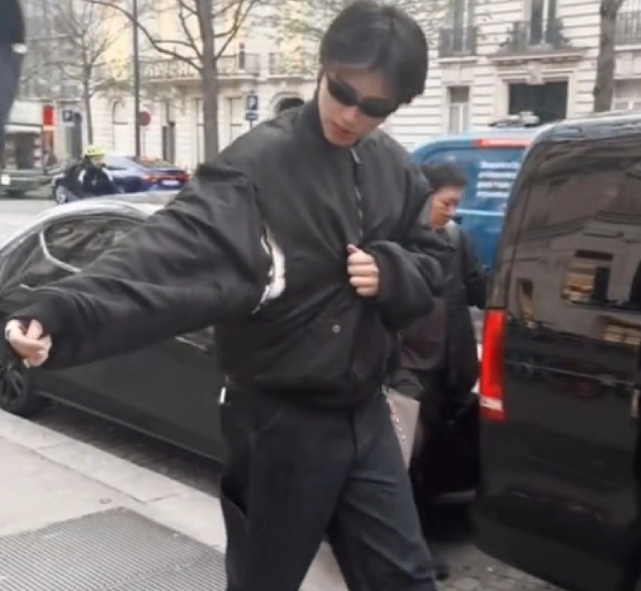 没法懂现在的时尚陈飞宇一抬手臂好家伙，怎么穿了一件破了的衣服，路人看了也忍不住