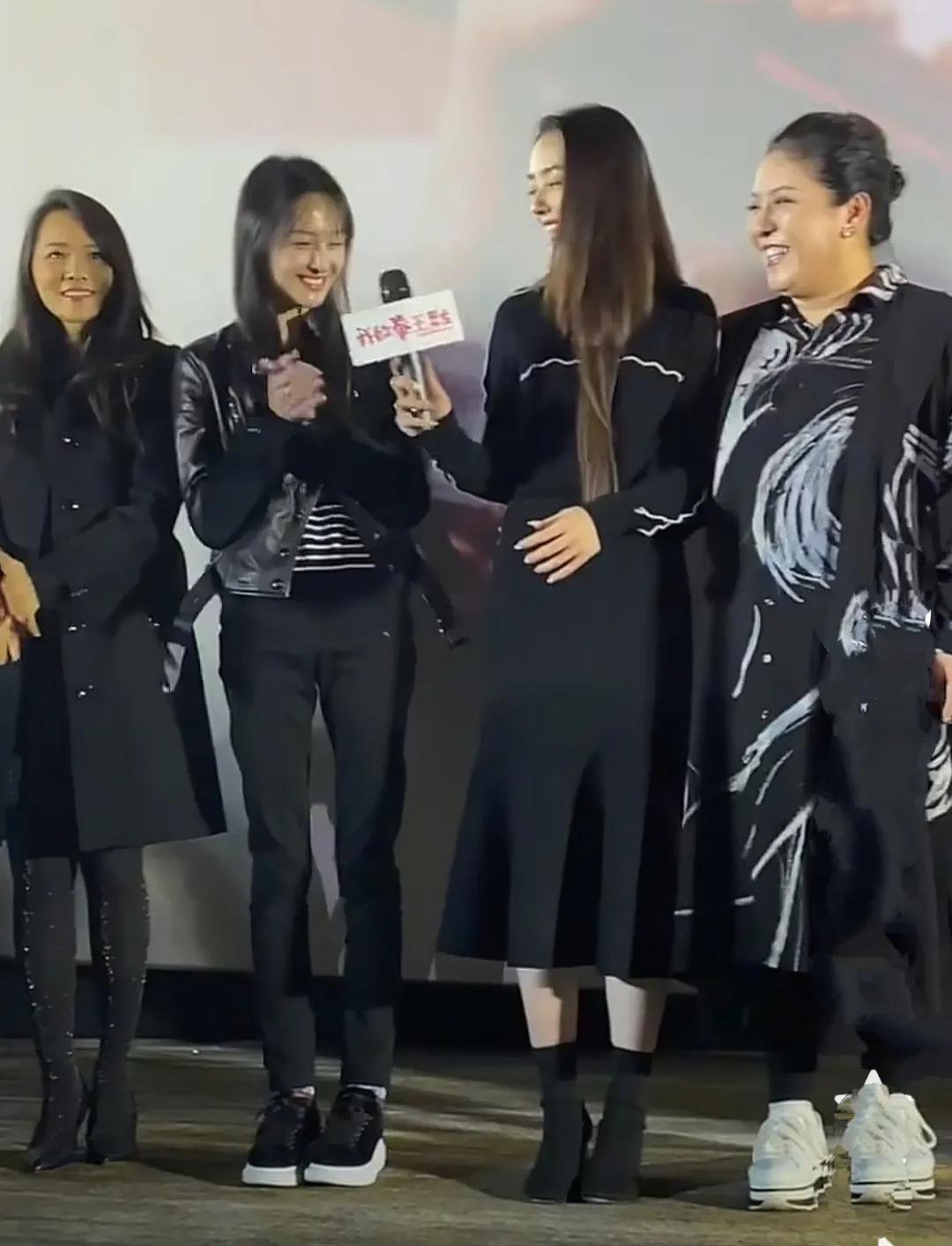 旁边站站着的是伊能静和某爽？没想到站在郭碧婷旁边像工作人员不仔细看都不知