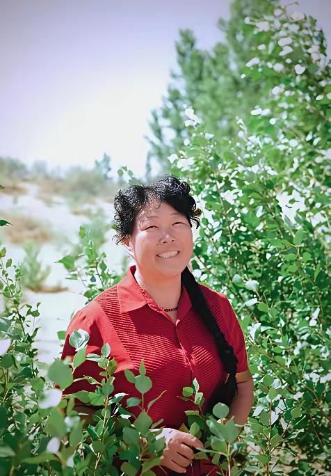 "治沙女王"殷玉珍，现在家底厚得吓人。四十年前的事了，1985年，她嫁到毛乌素沙