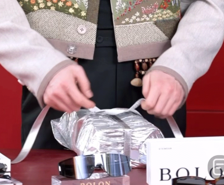 麻麻也这么系蝴蝶结王鹤棣​​​
