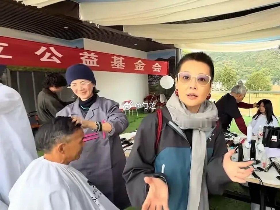 54岁袁立陕西摆席宴请500农民工，无儿无女还瘦成皮包骨太惨了[捂脸哭]​