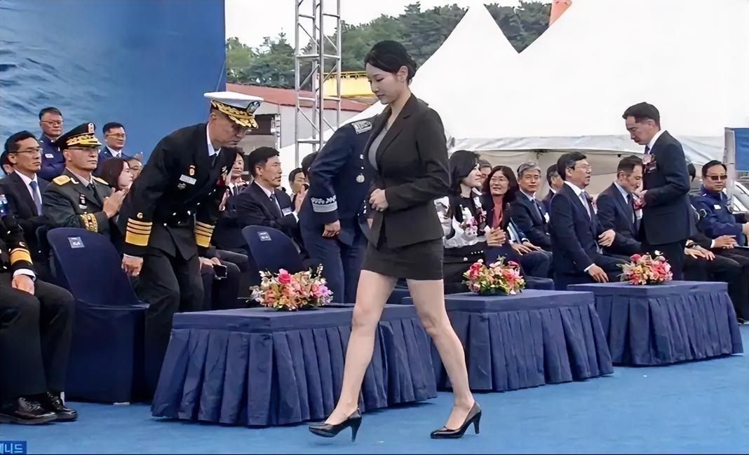 4月29日上午，韩国SK海洋造船公司在庆尚南道固城造船厂码头，为韩国海军“忠南”