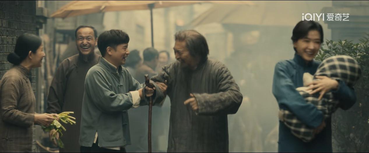 《八千里路云和月》这一幕，把我看哭了！那就是一个士兵跑过来宣布台儿庄大捷的时