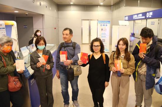 无台胞证也能回！ 3月10日凌晨4时，搭载70余名台胞的MU704航班平安抵