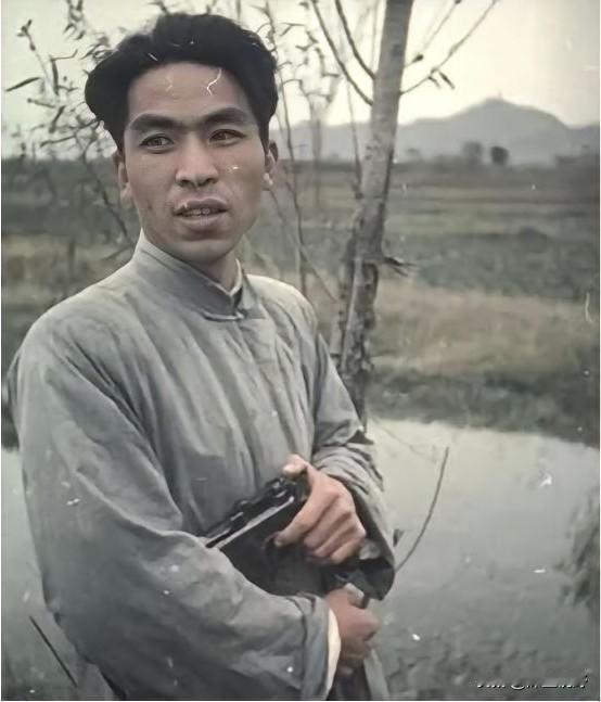 1947年，地下党被处决前婉拒房东送的断头饭："我吃不下"，房东弯腰轻声说："这