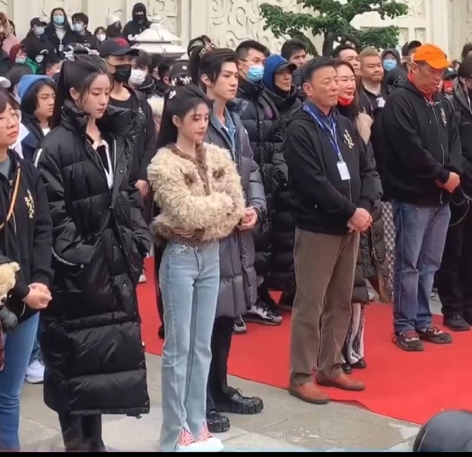 鞠婧祎个子虽然小，但一样能成为全场焦点，满场乌漆嘛黑的羽绒服和外套，只有小鞠让人