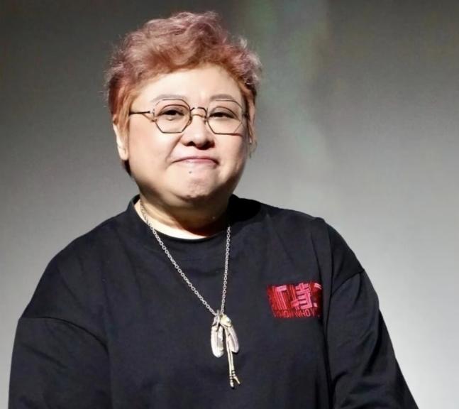 韩红，含泪发文！6月29号，韩红的风波又有了新动静，就因为电影首映礼上几句站台的