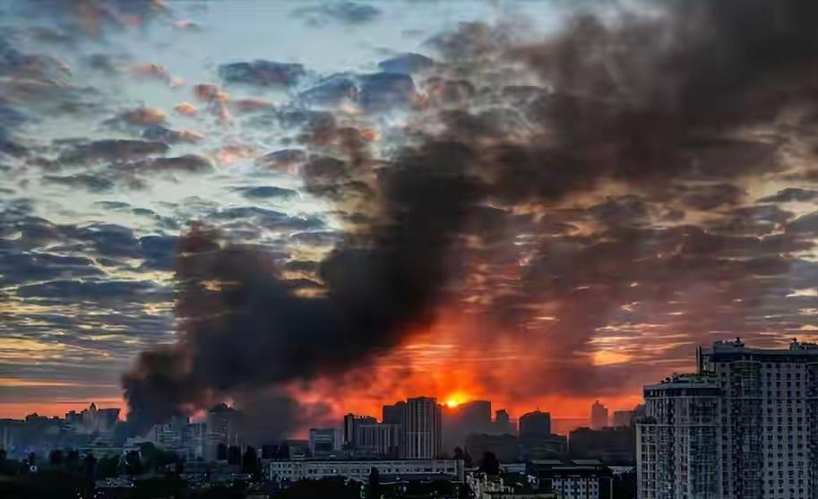 乌克兰首都基辅平静的夜色被爆竹声撕碎，一连串沉闷而剧烈的爆炸声突然炸响，打破了整