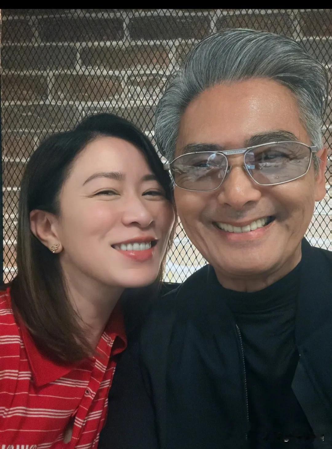 佘诗曼晒人生第一张和自己偶像的自拍，兴奋得像个小迷妹一样。[呲牙笑]阿佘说自己从