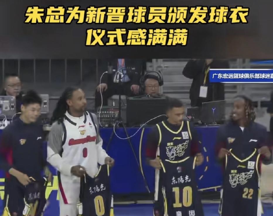 广东宏远本赛季常规赛应该就三个外援了，也就是萨林杰、奎因和麦考尔。如果这三个外援