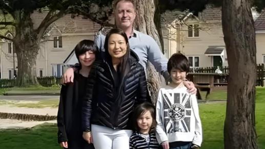 69岁亿万富翁，在餐厅弯腰帮一个女外卖员捡餐盒。你脑子里是不是马上蹦出一句话：