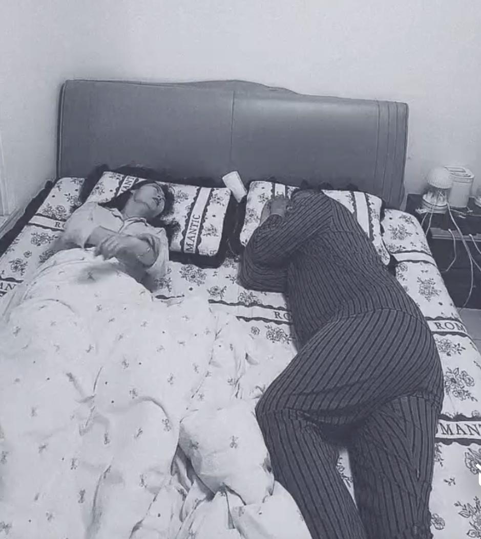 老公问老婆：同学聚会，你去不？老婆说：不去，当年班长追过我，去了见面那可尴