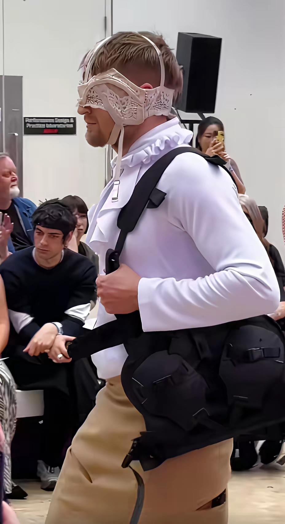 谁懂巴黎世家这波阴间审美！蕾丝内裤改面罩焊脸上，甜妹荷叶领配硬核军工背包，温柔与