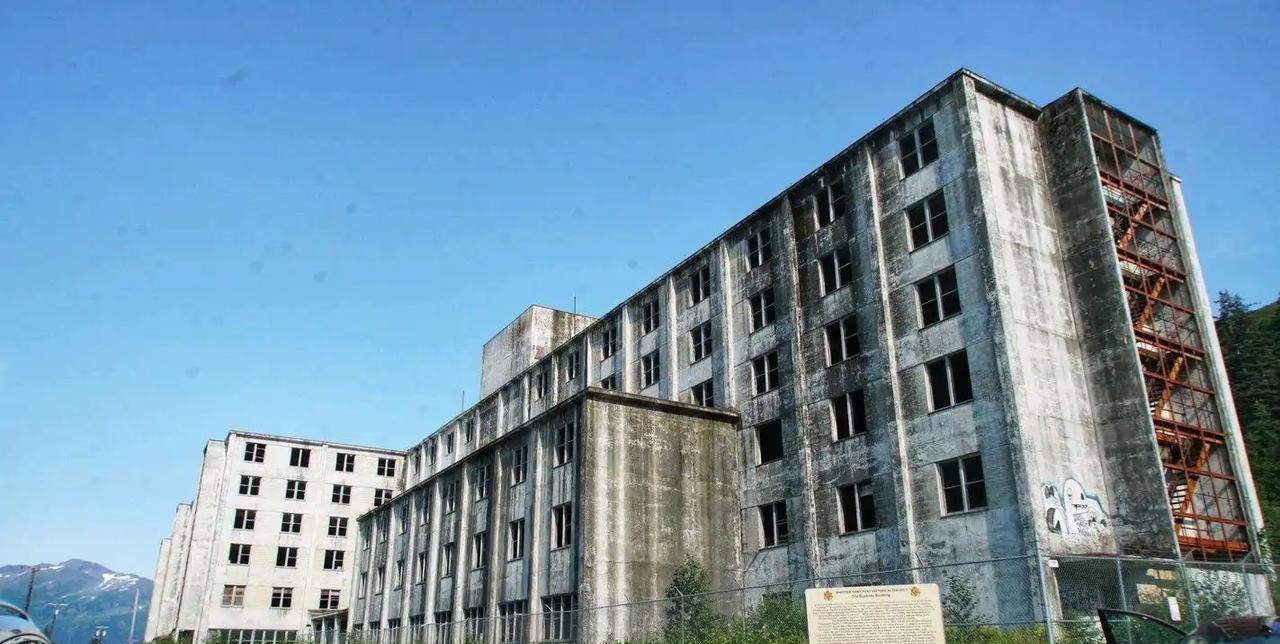 这些废弃军营为啥一直没人敢动？说白了就一个原因：它们都归部队管，地方上根本插不上