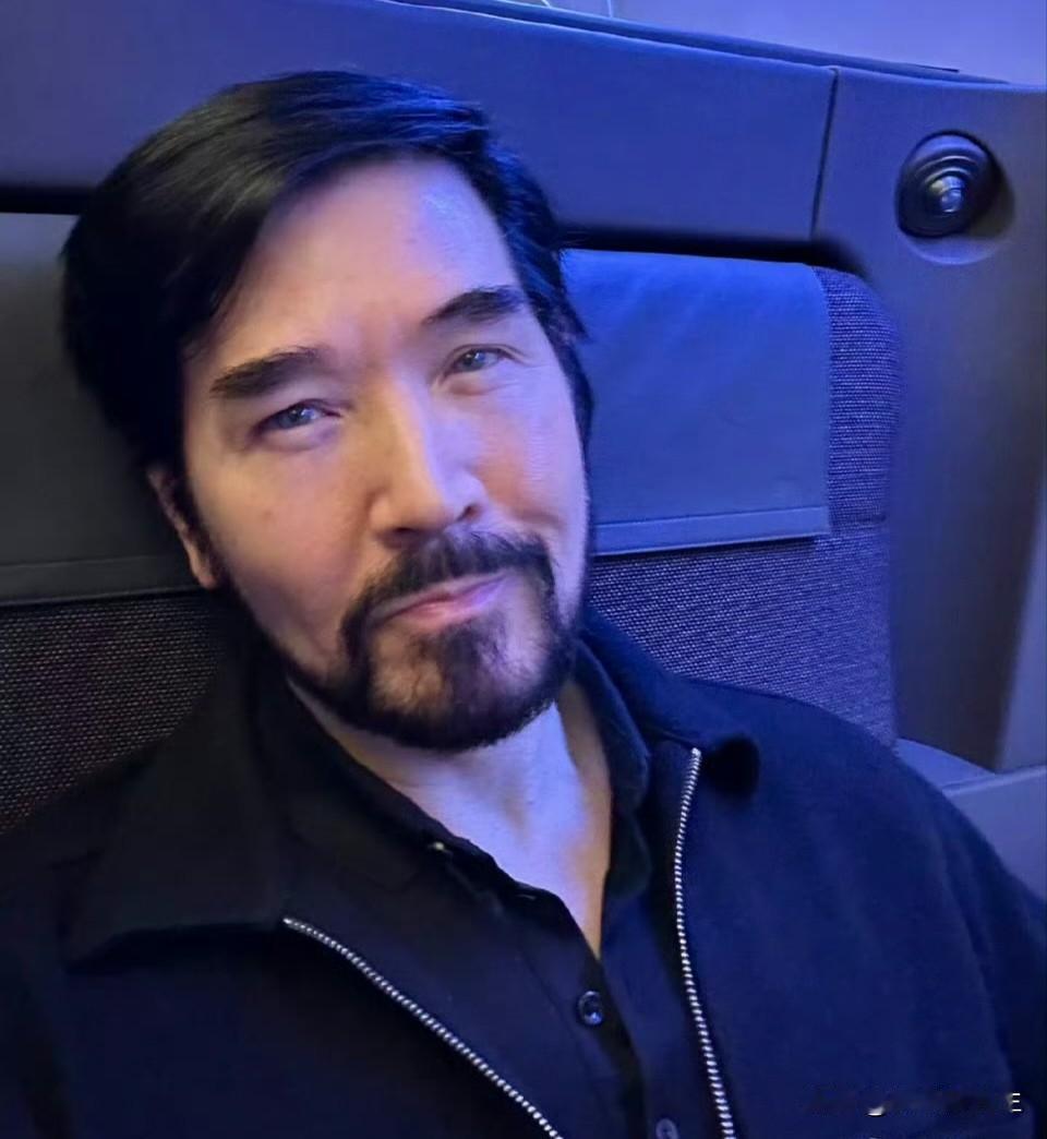 别再替费翔难过了，他拥有的依然是你望不到边的你听他对着镜头说家里空无一人，