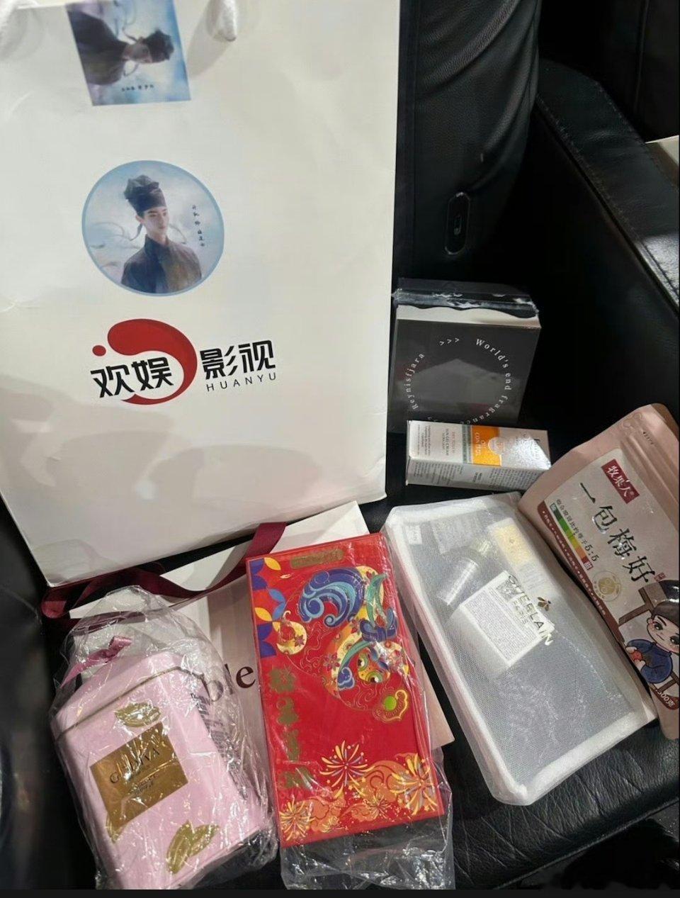 许凯今天的伴手礼好丰富啊！而且还有金至尊的真金子！好大方的soso[