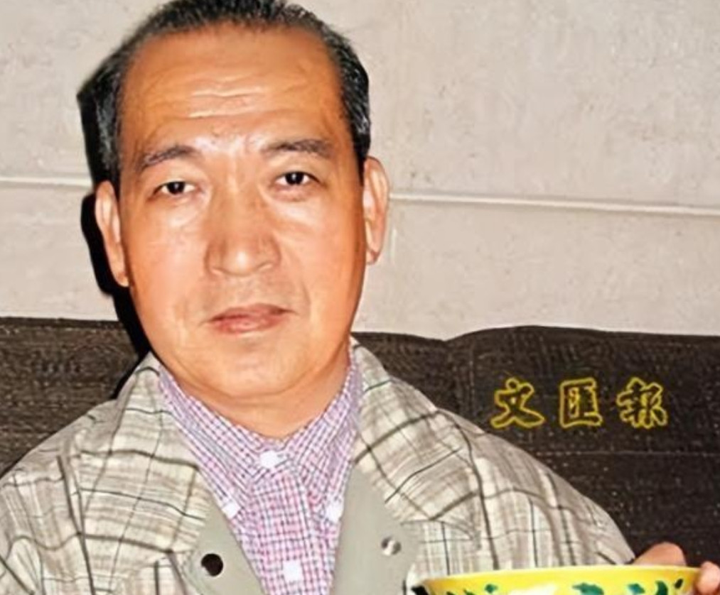 1991年，中国小伙赵泰来加入英国国籍。他放弃亿万家产，每天在街头收废品，耗时2