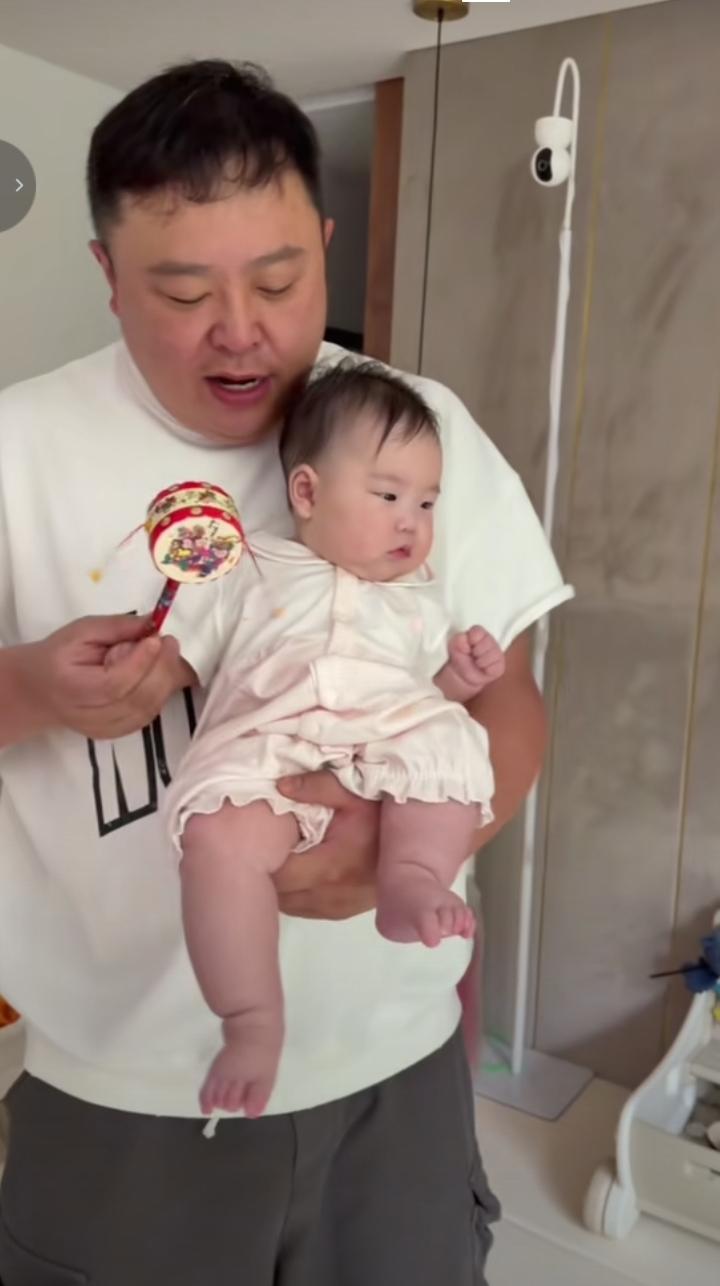 哈哈，阎鹤祥抱着闺女捧哏、数鸭子，闺女哇哇大哭不止！8月7日阎鹤祥发视频，自我调