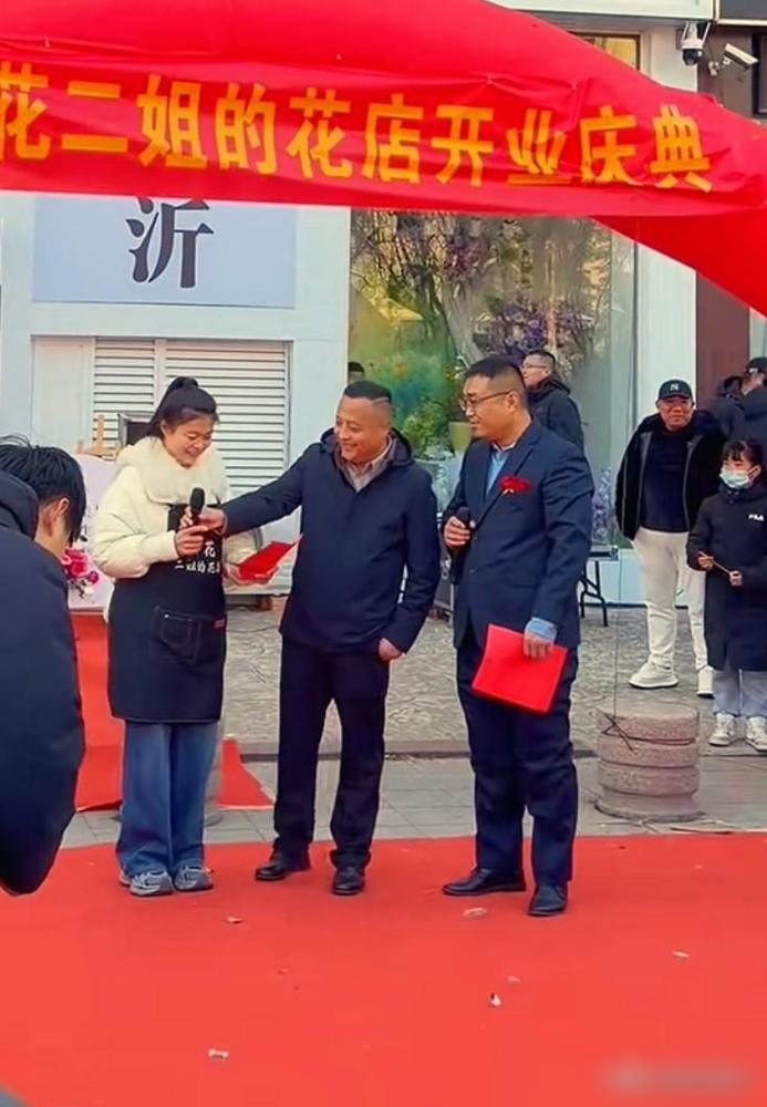 山东临沂最受瞩目的一件事，大概就是阿拉丁老婆陈二姐的花店开业！那场面真叫一个