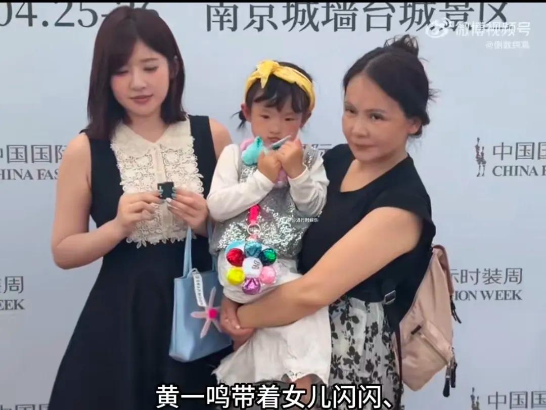 黄一鸣本人账号被封，又让女儿闪闪签约网红机构王思聪竟然就这么看着女儿被当成赚钱机