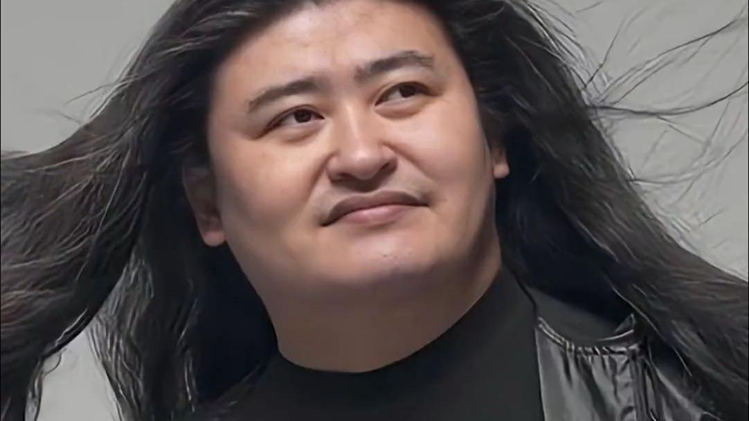 歌曲太多了，刘欢老师的很多歌曲印象深刻。《好汉歌》刘欢老师一袭长发从远处走来，