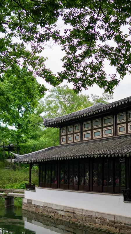 苏州，作为江南水乡的典型代表，文化底蕴极为深厚。拙政园、留园等著名园林，亭台楼阁