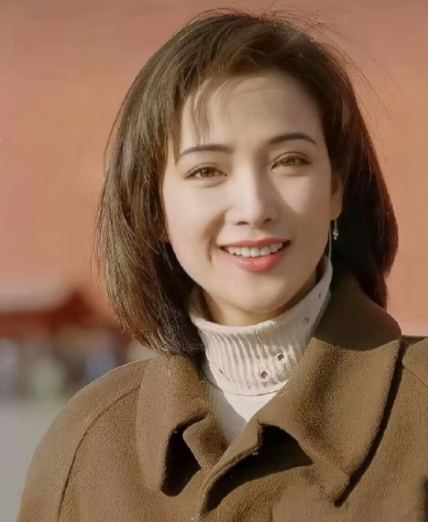 得不说，何晴老师才是真正意义上的大美女，是古典美女。​看到何晴老师，满脑子就是