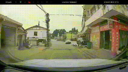 据重庆城市TV聚焦报道，一高速入口处就在村子旁边，路两旁不仅民房很多，而且完全是