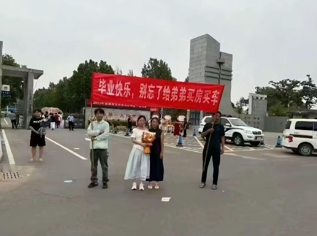女生高考结束后与家人的合照，现实中真有这样的父母啊