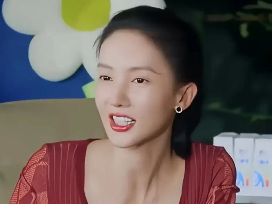 王一博踩到的不是“贴”，是社死瞬间。节目现场，金晨的胸贴因为太热掉了下来