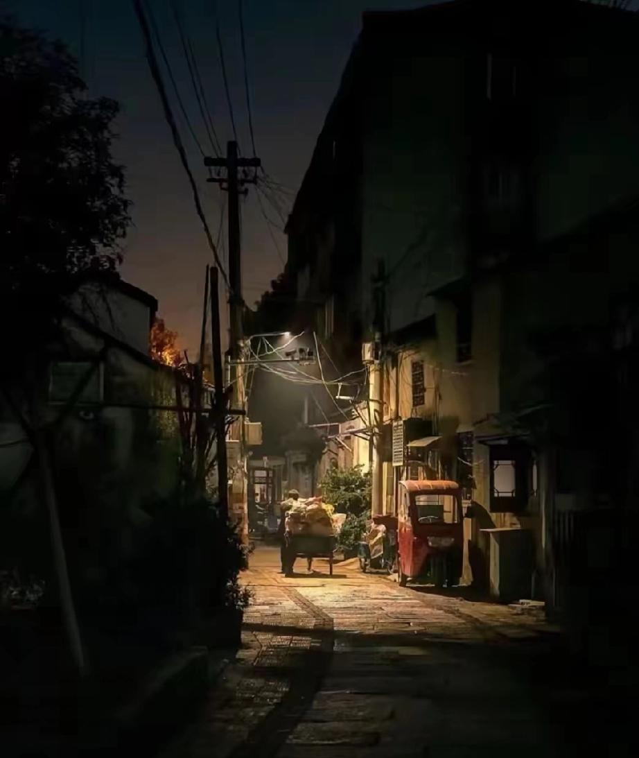 一位屌丝说:“你不敢为民发声，我理解。你不敢见义勇为，我理解。你不敢谴责不公，