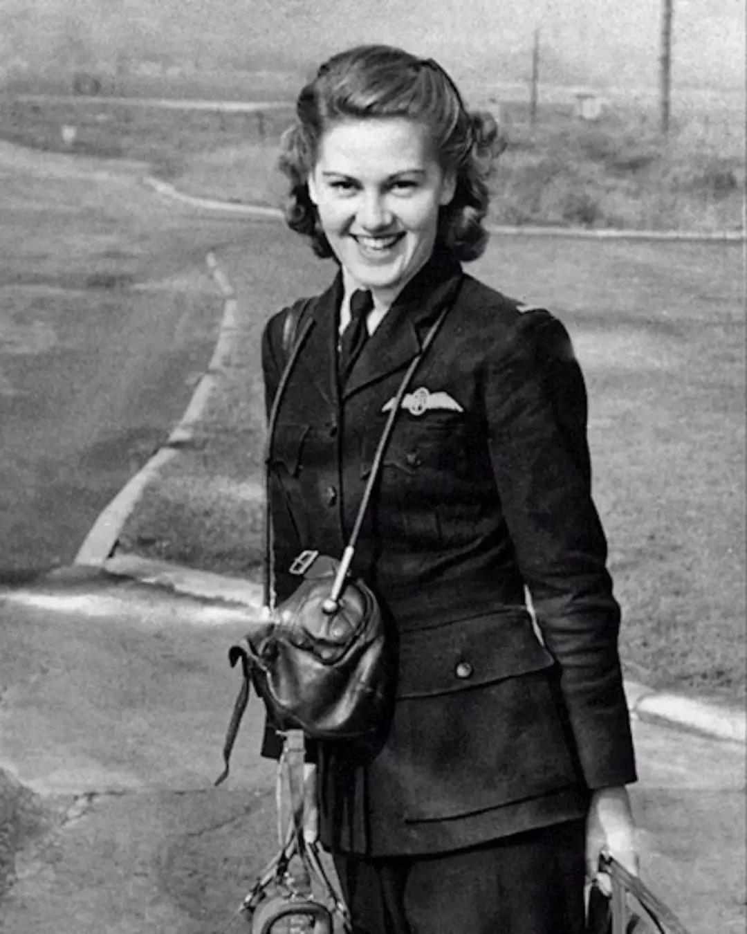 【老照片背后的故事】1944年，21岁的乔伊·洛夫特豪斯爬进一架喷火式战斗机，