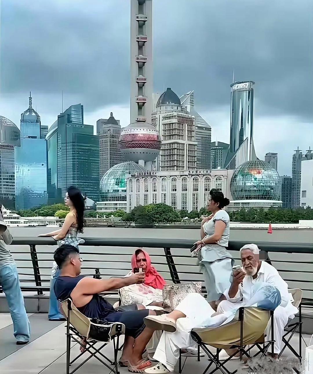 外滩变“客厅”？印度游客随意坐卧引争议：规矩面前没特例印度高种姓家来上海，带