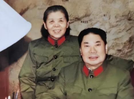 1990年，79岁的杨得志新婚，迎娶了石莉，结婚当晚，杨老将军握着石莉的手，动情