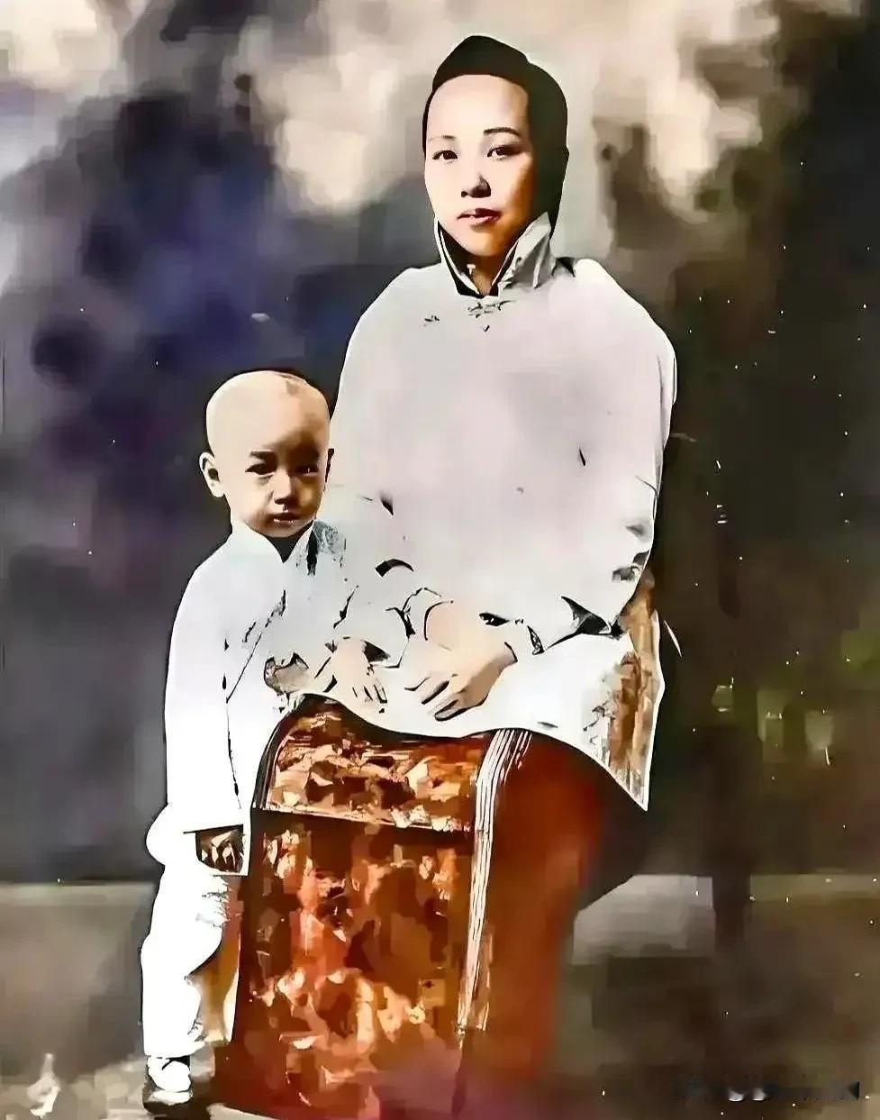 谁能想到，这个虎头虎脑、靠在妈妈怀里的小不点，就是后来那个名字能顶五个师的钱学森